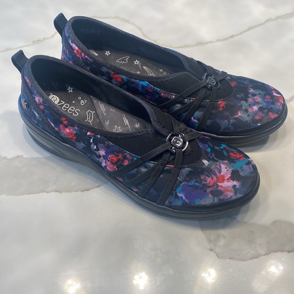 BZEES Shoes - Picture 2 of 7